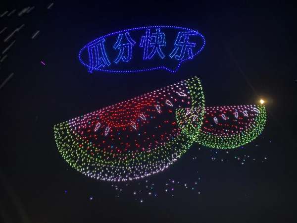 随后，“创意之都”中哪吒脚踩滑板在空中一跃而起俏皮可爱的形象瞬间点燃了观众的热情 ...